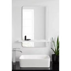 Miroir mural de salle de bain sans cadre 22x30 pouces avec étagère, style blanc Mid-Century