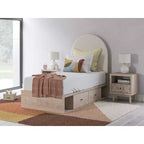Table de chevet enfant 1 tiroir avec port de charge USB, en chêne clair avec tiroir à motifs floraux