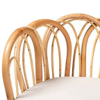 Fauteuil d'appoint en rotin naturel fait à la main, coloris naturel et blanc, avec un design incurvé