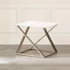 Table d'appoint carrée en faux marbre blanc avec base métallique chromée asymétrique