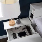 Table de chevet avec station de recharge intégrée et tiroir de rangement