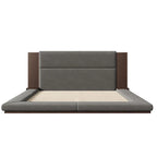 Lit rembourré King Gray Floor à profil bas avec tête de lit en bois étendue, étagères de chevet intégrées